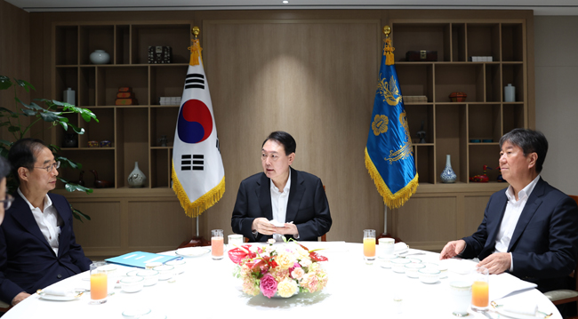 윤석열 대통령이 8일 서울 용산 대통령실 청사에서 열린 국무총리 주례 회동 오찬에서 한덕수 총리, 김대기 비서실장과 대화하고 있다. 뉴시스
