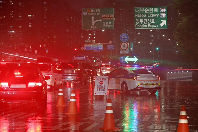 서울 및 경기 북부지방 집중호우로 동부간선도로가 전면 통제된 8일 오후 서울 성동구 성수대교 북단 인근 도로가 퇴근길 정체를 빚고 있다. 뉴시스
