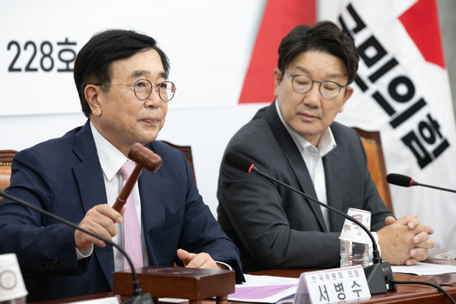 서병수 국민의힘 전국위원회 의장이 9일 오전 국회에서 열린 전국위 회의에서 당헌개정 안건을 상정하고 있다. 국회사진기자단