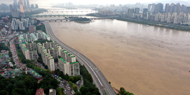 서울에 1907년 기상 관측 이래 115년 만에 가장 많은 비가 쏟아져 피해가 속출하는 가운데 9일 오전 올림픽대로 일부 구간이 통제되면서 서울 동작대교 인근 도로에 우회하려는 출근 차량들이 몰려들어 심한 정체가 빚어지고 있다.  윤성호 기자