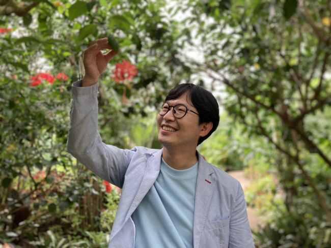 산호히비스커스를 보며 웃는 박 가드너.