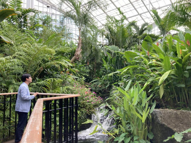 “풀멍하면서 현재에 집중해 보세요.” 지난달 14일 세종시에 위치한 국립세종수목원 열대 온실에서 박원순 가드너가 식물들을 바라보고 있다.