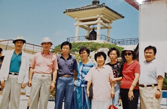 지난 1989년 5월 직원들과 강화 사적지를 찾은 고인(왼쪽 세 번째).  필자 제공
