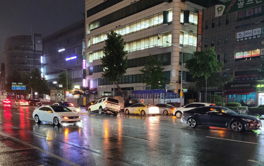 9일 새벽 5시쯤 전날 폭우로 침수됐던 서울 강남구 대치역 인근의 한 도로에서 빠져나가지 못했던 일부 차량이 도로에 그대로 방치돼 있다. 독자 제공