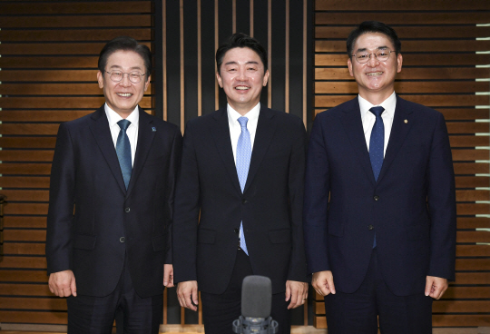 내달 열리는 더불어민주당 전당대회의 이재명(왼쪽부터), 강훈식, 박용진 당대표 후보가 9일 오전 서울 양천구 CBS사옥에서 열린 CBS라디오 ‘김현정의 뉴스쇼’ 당대표 후보자 방송 토론회에 출연해 기념촬영 하고 있다. 뉴시스