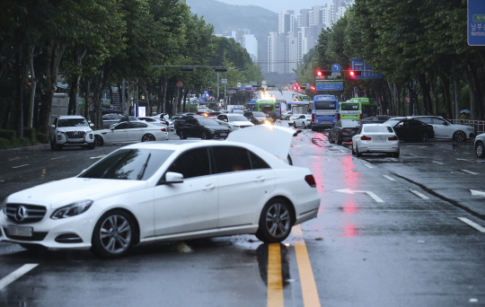 9일 오전 서울 강남구 대치역 인근 도로에 고가의 외제차 등 폭우로 침수됐던 차량들이 세워져 있다. 연합뉴스