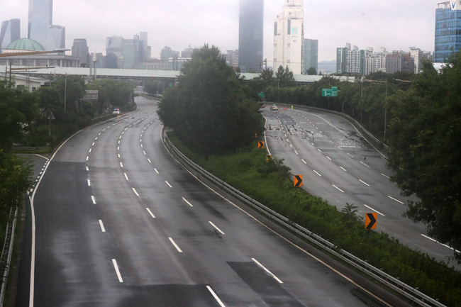 9일 오전 서울 올림픽대로 가양대교~동작대교 구간이 전면 통제돼 도로가 텅 비어 있다. 뉴시스