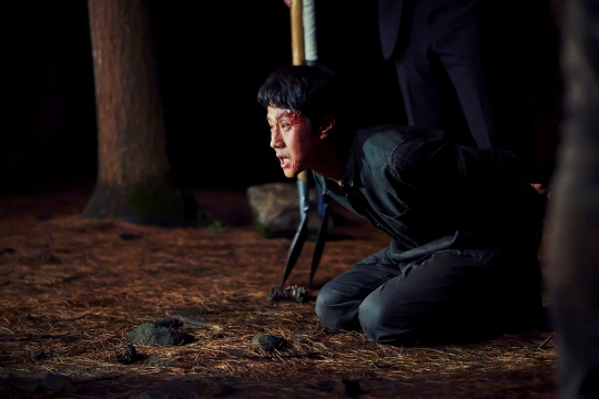 ‘모범가족’의 동하 역을 맡은 배우 정우. 사진제공=넷플릭스