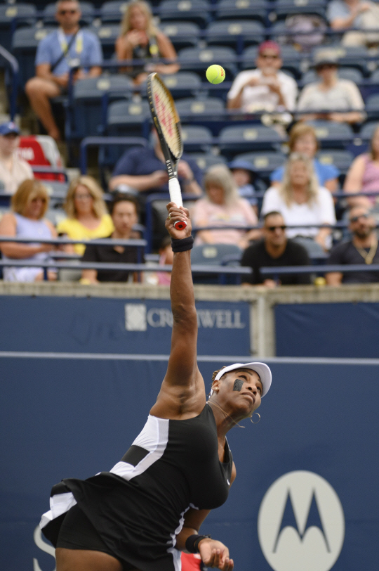 미국의 세리나 윌리엄스가 9일 오전(한국시간) 캐나다 토론토에서 열린 WTA 투어 내셔널뱅크 오픈 단식 1회전에서 서브를 시도하고 있다. AP뉴시스