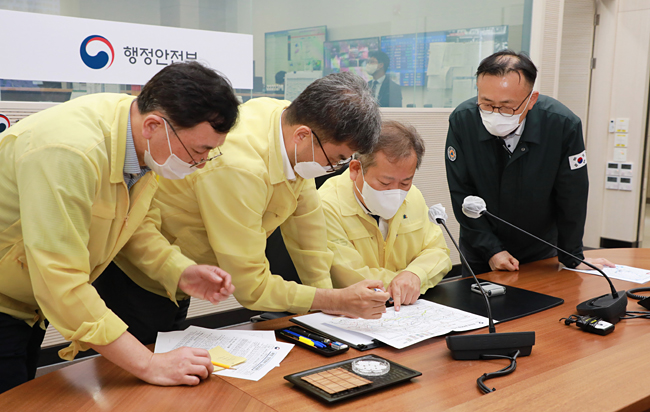 이상민(오른쪽 두 번째·행정안전부 장관) 중앙재난안전대책본부장이 8일 정부세종2청사 중앙재난안전상황실에서 집중호우로 인한 침수피해 등 상황점검 회의를 주재하고 있다. 행정안전부 제공