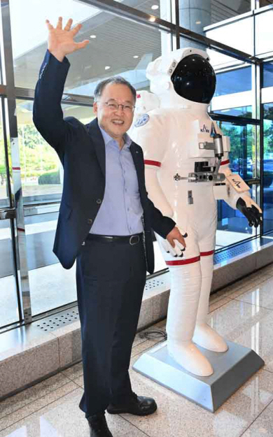 이상률 원장이 지난달 25일 대전 항우연 1층 현관의 우주복 전시물 앞에서 손을 들어 보이고 있다. 신창섭 기자