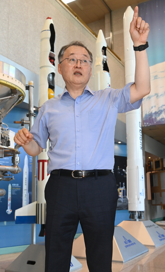 지난달 25일 대전 한국항공우주연구원 1층 현관의 누리호 모형 앞에서 이상률 원장이 다음 단계를 위한 도전을 강조하고 있다.  신창섭 기자