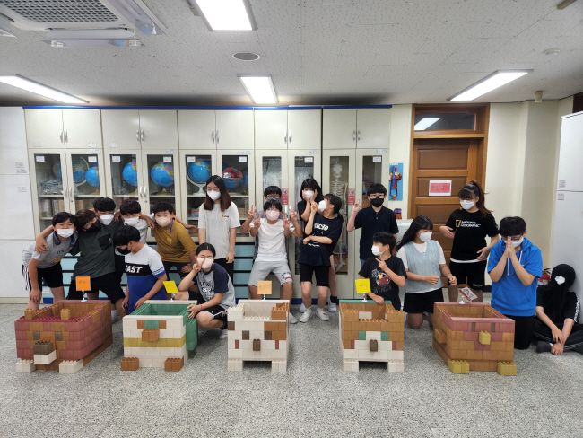 지난 6월 경기 시흥시 월포초 과학실에서 학생들이 탄소 블록으로 분리수거장을 만든 후 기념 촬영을 하고 있다.  초록우산어린이재단 제공
