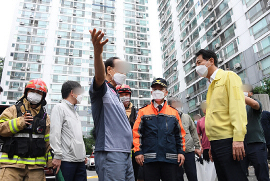 오세훈(오른쪽 첫번째) 서울시장이 9일 오전 전일 내린 집중호우로 침수피해를 본 동작구 사당동 극동아파트 축대 붕괴 현장을 방문, 주민들로부터 피해 상황을 듣고 있다. 연합뉴스