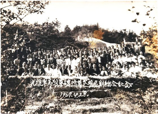 수유리 광복군 합동묘소는 지난 1961년 조성된 뒤, ‘한국광복군 선열 묘지 건립준비위원회’에서 1967년 4월 28일 ‘광복군 선열의 묘’ 비석 제막식을 거행한 뒤 촬영한 사진. 제막식 직후 수유리 합동묘소에서 ‘광복군 정기 총회’를 개최했다.국가보훈처 제공