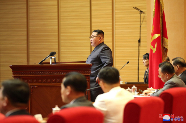 김정은 북한 국무위원장이 10일 전국비상방역총화 회의를 주재하고 코로나19 위기가 완전히 해소됐음을 선언했다고 조선중앙통신이 11일 보도했다.  연합뉴스