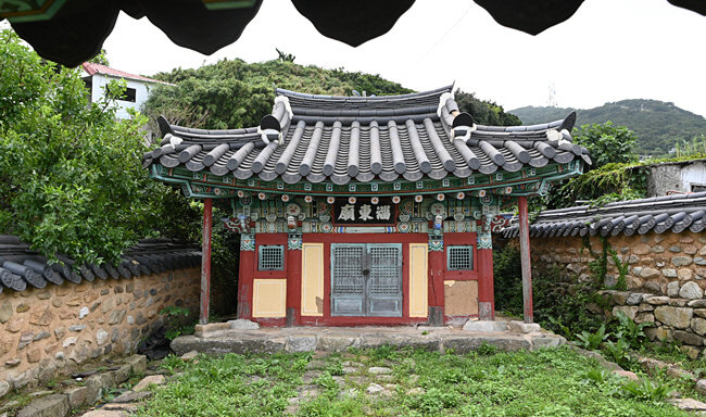중국 제나라 전횡 장군을 모시는 사당인 치동묘. 섬사람들은 여기서 풍어와 안전을 기원했다.