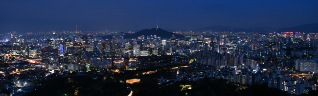 서울 인왕산에서 내려다본 서울 야경. 자하문 쪽에서 인왕산 정상으로 오르다가 정상 못미처에 나오는 전망장소에서 본 모습이다. 이 자리에서 보면 남산을 가운데 두고 도시 풍경이 파노라마처럼 펼쳐진다.