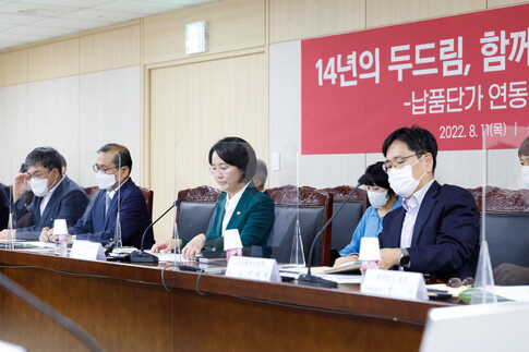 이영(오른쪽 두번째) 중소벤처기업부 장관이 11일 오후 서울 중구 대·중소기업·농어업협력재단에서 ‘납품대금 연동제 태스크포스(TF)’ 회의를 주재하고 있다. 중소벤처기업부 제공
