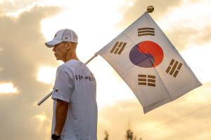 77주년 광복절을 맞아 81.5km 완주에 도전하는 가수 션. GS칼텍스 제공