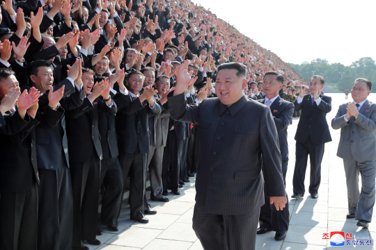 11일 북한 조선중앙통신은 김정은 북한 국무위원장이 전날 전국비상방역총화회의 참가자들과 기념사진을 찍었다며 사진을 보도했다. 이번 회의에서 ‘코로나19 박멸’을 선언한 김 위원장은 참가자들과 함께 ‘노마스크’로 기념촬영을 했다. 연합뉴스·조선중앙통신