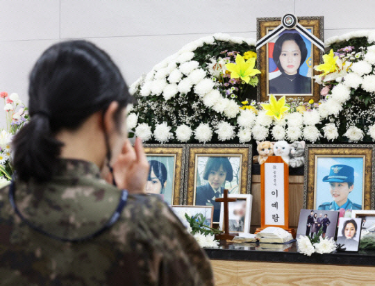 지난 5월 20일 경기 성남시 국군수도병원 장례식장에서 공군 성폭력 피해자 고(故) 이예람 중사 1주기를 추모하러 온 방문객이 고인의 생전 사진을 바라보고 있다. 연합뉴스