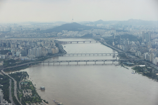 10일 오후 서울 송파구 롯데월드타워 서울스카이에서 내려다 본 한강에 흙탕물이 가득하다. 연합뉴스