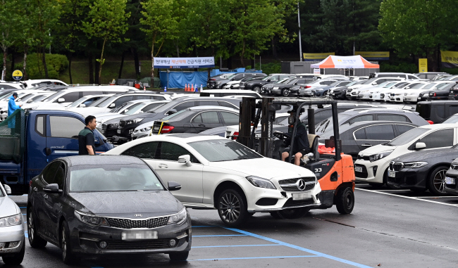 중부지방에 기록적인 폭우가 쏟아진 가운데 11일 오전 경기 과천시 서울대공원 주차장에 마련된 현대해상 침수차량 임시 주차장에 서울 경기지역에서 발생한 침수차량들이 한데 모여있다. 윤성호 기자