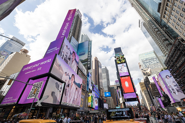 10일 미국 뉴욕 타임스스퀘어 고층 빌딩에 설치된 다수 대형 스크린에서 삼성전자가 신제품 ‘갤럭시Z플립4’ 출시를 기념해 인기 그룹 방탄소년단(BTS)과 협업해 제작한 홍보 영상이 상영되고 있다. 삼성전자 제공