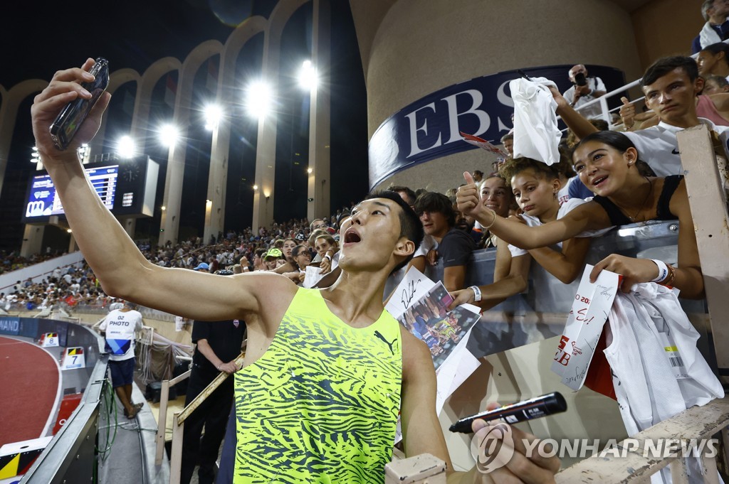 (모나코 로이터=연합뉴스) 우상혁이 11일(한국시간) 모나코 퐁비에유 루이 2세 스타디움에서 열린 2022 세계육상연맹 다이아몬드리그 남자 높이뛰기 경기에서 2위에 오른 뒤, 관중들과 기념 촬영하고 있다.