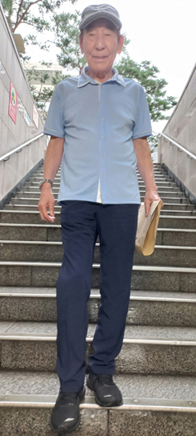 지난 8일 퇴근하기 위해 광화문역으로 내려 가고 있는 정재호 민족중흥회 회장. 그는 지하철을 이용해 매일 경기 고양시 일산 자택에서 광화문 사무실로 출·퇴근하고 있다.