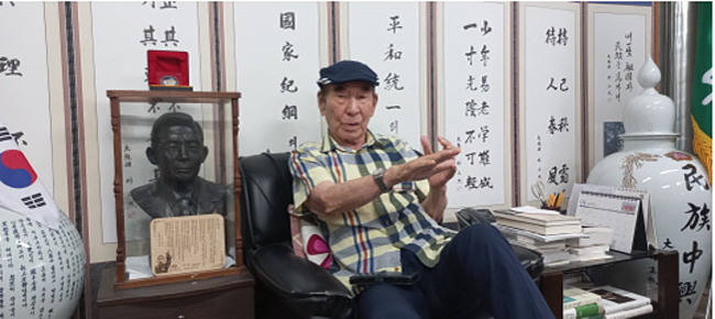 지난 3일 정재호 민족중흥회 회장이 문화일보와의 인터뷰에서 “걷는 동안은 죽지 않아요.” 라며 노년 건강관리에서 걷기의 중요성을 강조하고 있다. 정 회장 바로 왼쪽에는 박정희 전 대통령의 흉상이, 뒤편에는 박 전 대통령이 쓴 친필 붓글씨로 제작된 병풍이 둘러싸여 있다.