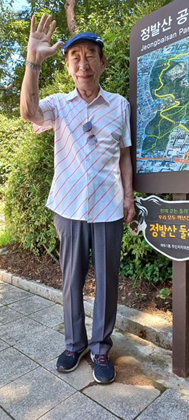 정재호 민족중흥회 회장이 10일 오후 경기 고양시 일산 정발산 둘레길 산책 후 입구에서 포즈를 취하고 있다. 휴가 중인 그는 자신이 초대 회장을 지낸 일산언론포럼에 참석해야 한다며 서둘러 떠났다.