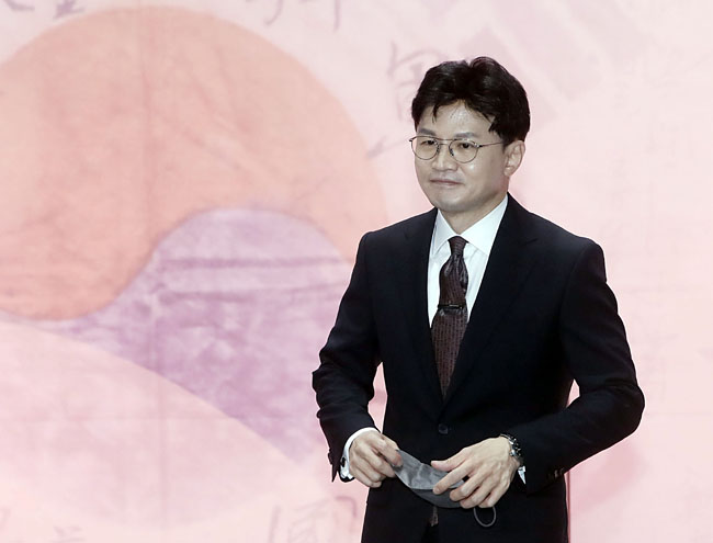 한동훈 법무부 장관이 11일 서울 서대문구 국립대한민국임시정부기념관에서 열린 독립유공자 후손 대한민국 국적증서 수여식에 참석하고 있다. 뉴시스