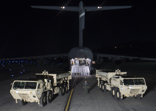 지난 2017년 3월 6일 주한미군 오산공군기지에서 고고도미사일방어체계(THAAD·사드) 포대의 요격미사일 발사 차량 2대가 C-17 글로브마스터 수송기로부터 하역되고 있다. 같은 해 4월 사드 포대는 경북 성주에 임시 배치됐다. 주한미군사령부 제공