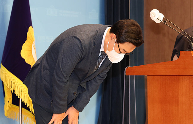 서울 동작구 수해 복구 자원봉사 현장에서 “솔직히 비 좀 왔으면 좋겠다”고 말해 물의를 빚은 김성원 국민의힘 의원이 12일 오전 국회 소통관에서 대국민 사과 기자회견을 열어 고개를 숙이고 있다.  국회사진기자단