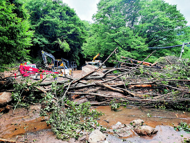 11일 오후 경기 광주시 남한산성면 검복리로 통하는 진입로인 남한산성로(편도 1차로)에서 인부들이 복구 작업을 벌이고 있다.  박성훈 기자