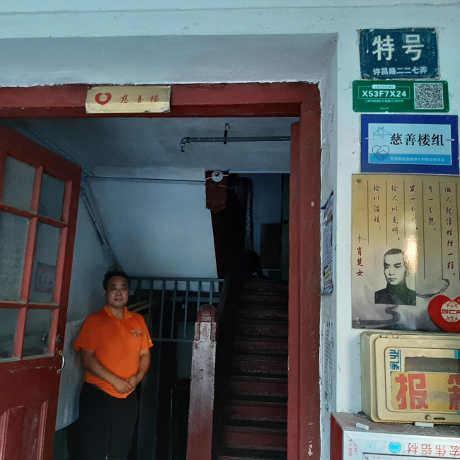 상하이 양수푸 일본헌병대 본부의 군사령부 구치소 입구에서 기념 촬영한 김월배 하얼빈대 교수. 지하감옥 입구에 ‘특호’ 표시가 남아 있다.   김월배 하얼빈대 교수 제공