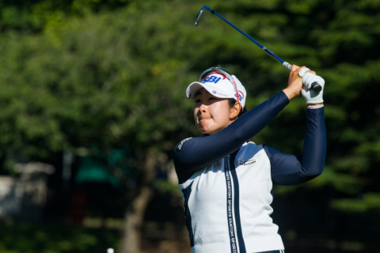 김아림이 12일 오전(한국시간) 북아일랜드 발리메나의 매서린골프클럽에서 열린 LPGA투어 ISPS한다월드인비테이셔널 1라운드에서 아이언 샷을 하고난 뒤 공의 방향을 살피고 있다. 유럽여자프로골프투어 제공