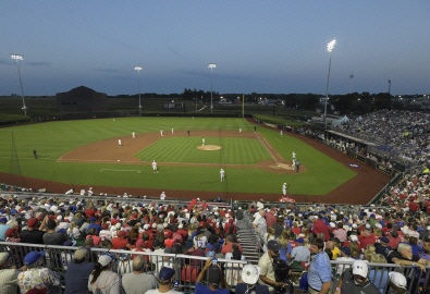 12일(한국시간) 미국 아이오와주 다이어스빌의 옥수수밭 꿈의 구장에서 시카고 컵스와 신시태티 레즈가 맞붙고 있다.  UPI 연합뉴스