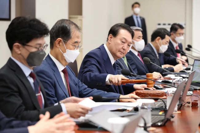 윤석열 대통령이 8·15 광복절 특별사면 명단을 발표한 12일 오전 서울 용산 대통령실 청사에서 한덕수(왼쪽 두 번째) 국무총리와 한동훈(왼쪽) 법무부 장관 등이 참석한 가운데 열린 임시 국무회의에서 의사봉을 두드리고 있다. 연합뉴스