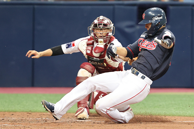 12일 서울 고척스카이돔에서 열린 2022 프로야구 KBO리그 롯데 자이언츠와 키움 히어로즈의 경기. 9회초 1사 1루 1루 주자 한태양이 이대호 안타때 홈으로 쇄도해 추가 득점을 만들고 있다. 롯데가 4-1로 승리했다. 연합뉴스