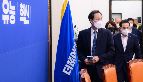 우상호 더불어민주당 비상대책위원장과 박홍근 원내대표가 12일 오전 국회에서 열린 비상대책위원회의에 참석하고 있다. 연합뉴스