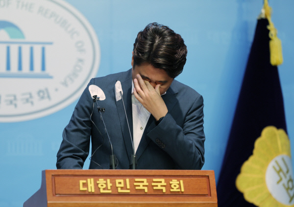 (서울=연합뉴스) 국민의힘 이준석 대표가 13일 오후 국회 소통관에서 기자회견을 열고 당 비상대책위원회 체제 전환에 대한 가처분 신청 등과 관련해 직접 입장을 밝히던 중 눈물을 닦고 있다. 2022.8.13
