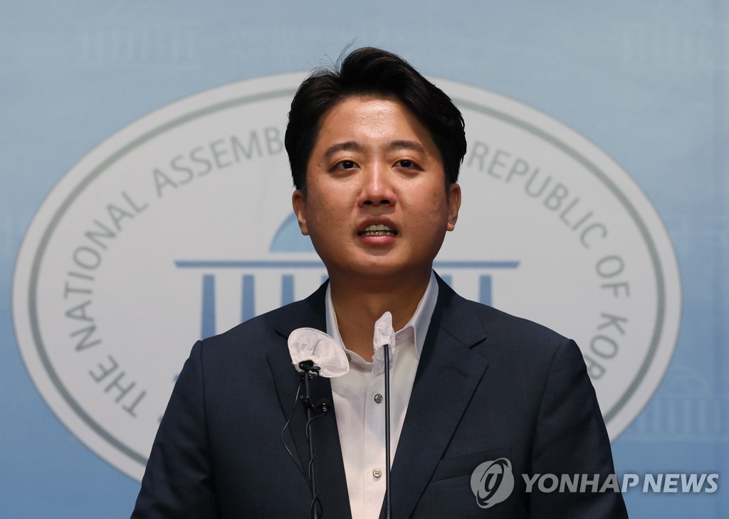 (서울=연합뉴스) 국민의힘 이준석 대표가 13일 오후 국회 소통관에서 기자회견을 열고 당 비상대책위원회 체제 전환에 대한 가처분 신청 등과 관련해 직접 입장을 밝히고 있다. 2022.8.13