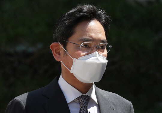 이재용 삼성전자 부회장이 지난 12일 서울 서초구 서울중앙지법에서 열린 계열사 부당합병 혐의 관련 공판에 출석했다가 법원을 나서고 있다. 뉴시스