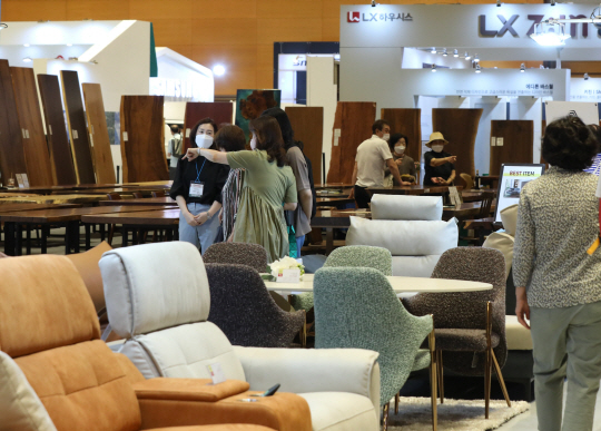 지난 4일 서울 강남구 삼성동 코엑스에서 개막한 서울국제가구 및 인테리어산업대전에서 관람객들이 참여업체들의 부스를 둘러 보고 있다. 뉴시스