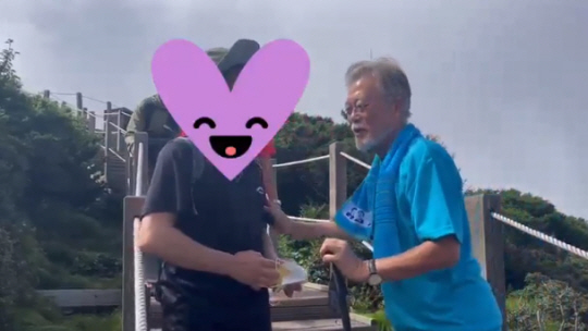 최근 문재인 전 대통령의 제주 휴가에 동행했던 탁현민 전 청와대 의전비서관이 13일 "전 직장상사와 산행에서 우연하고 훈훈한 만남"이라며 문 전 대통령의 한라산 산행 모습이 담긴 동영상을 SNS에 게시했다. 페이스북 캡처