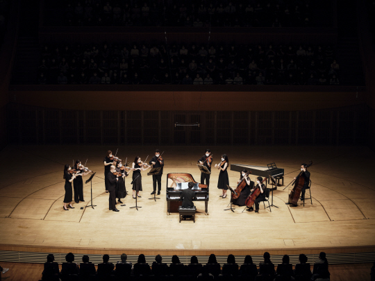 피아니스트 임윤찬이 10일 롯데콘서트홀에서 열린 ‘바흐 플러스’ 공연에서 바흐 협주곡 5번을 협연하고 있다.