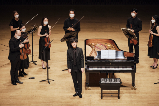 피아니스트 임윤찬이 10일 롯데콘서트홀에서 열린 ‘바흐 플러스’ 공연에서 바흐 협주곡 5번을 연주를 마치고, 관객석에 인사하고 있다. 목프로덕션 제공